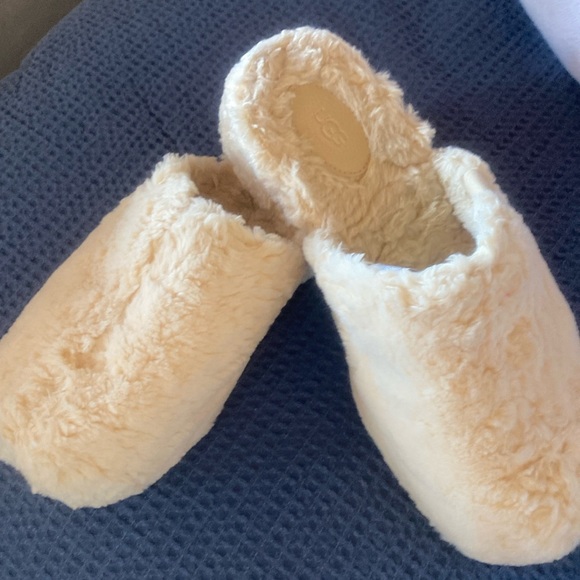 UGG NEW 2” Platform Closed Toe Faux Fur Slippers Size 9 - Picture 3 of 16